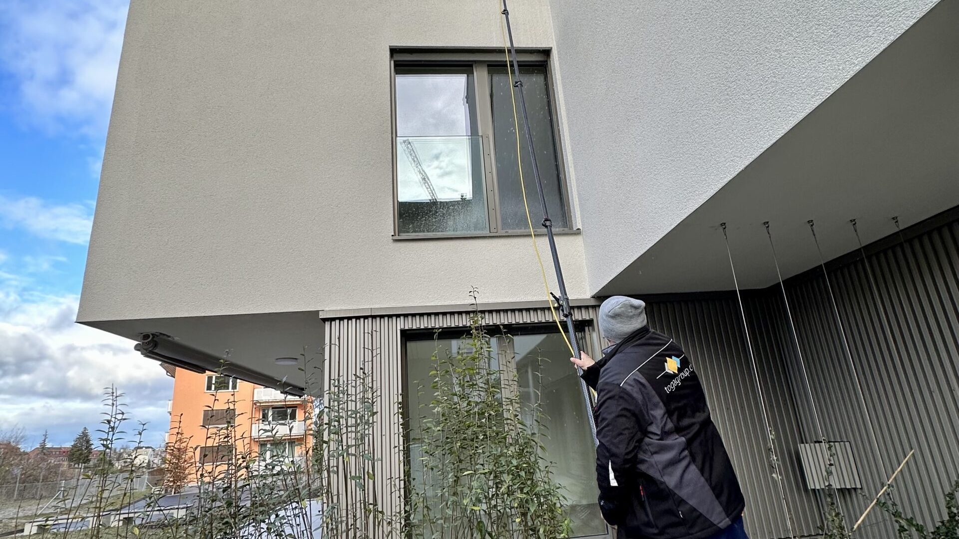 Fensterreinigung-scaled-qgbez1zxw6eukt0c83kgrcterqm498lgkwbfeuhkxc.jpg
